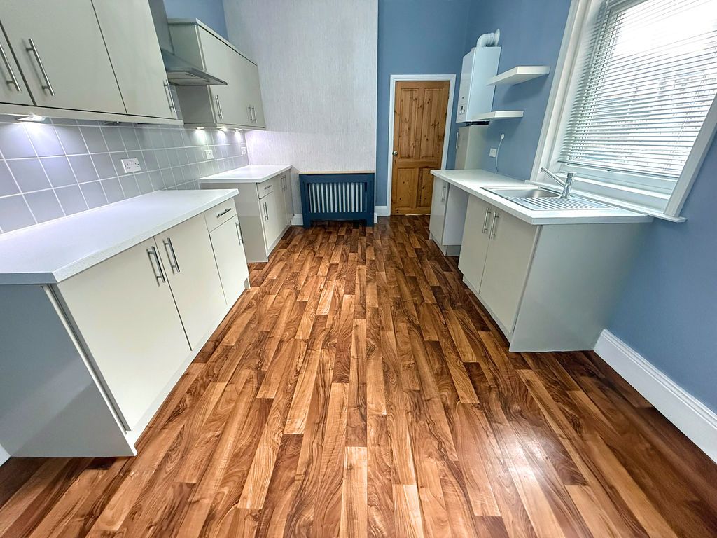 Property photo 3 of 12 Kitchen