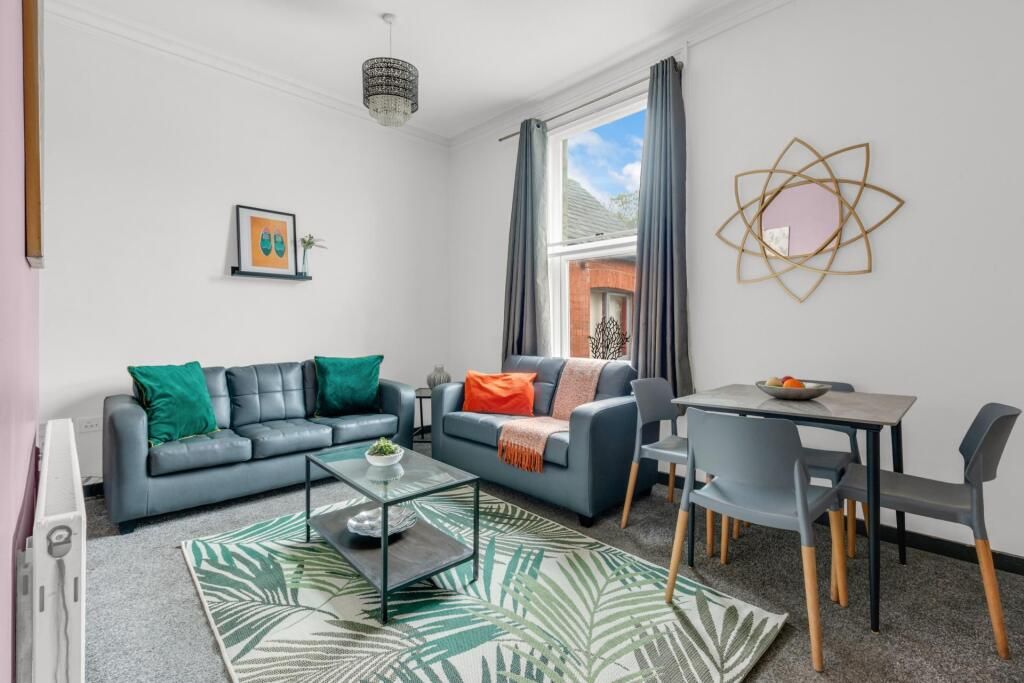 Property photo 1 of 7 2 Bed Maisonette To Rent Garston Ln, Cr8 5Ba