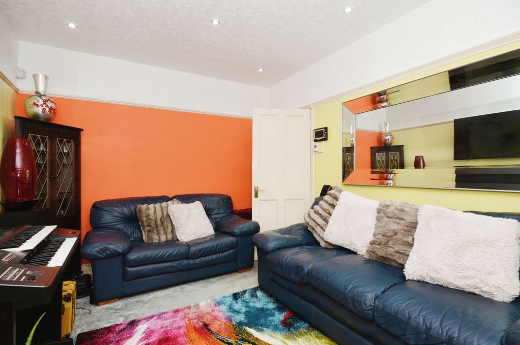 Property photo 2 of 11 Lounge