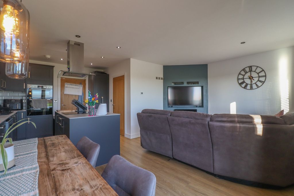 Property photo 2 of 24 3977675