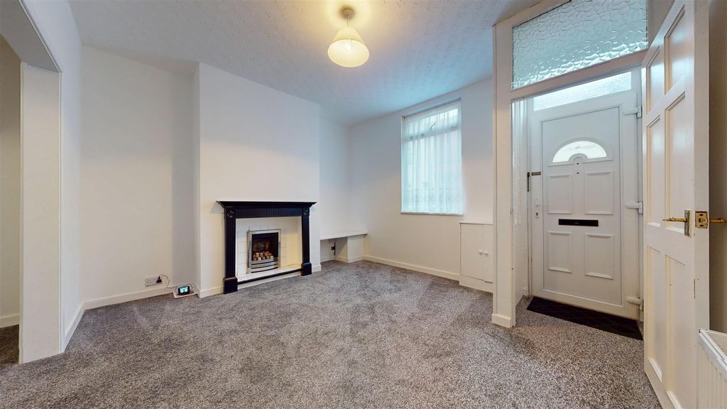 Property photo 2 of 18 Grafton Street Living Room