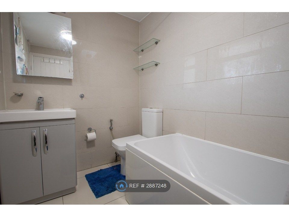 Property photo 2 of 9 Bathroom