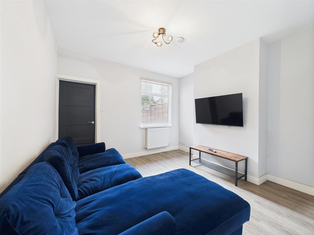 Property photo 2 of 8 Cam04063G0-Pr0069-Still002.Jpg