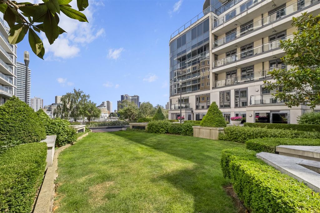 Property photo 2 of 11 Gardens