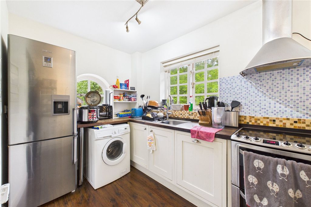 Property photo 3 of 11 Kitchen