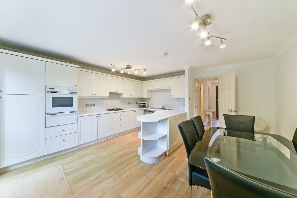 Property photo 1 of 10 Kitchen
