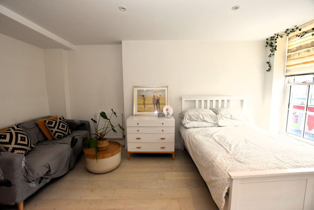 Property photo 2 of 7 Bed Living.Jpg