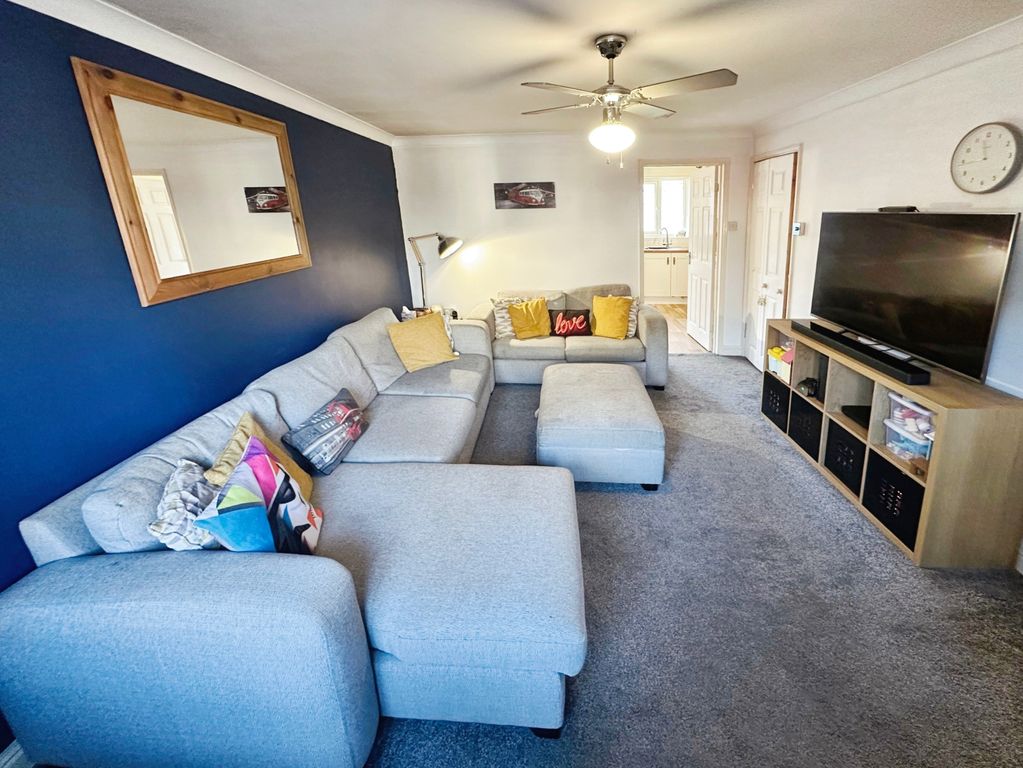 Property photo 3 of 13 Lounge
