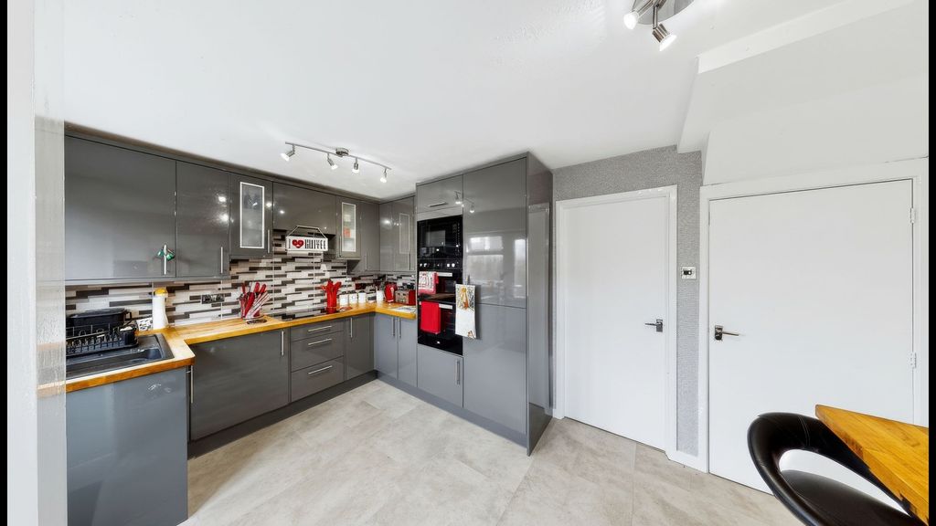 Property photo 3 of 17 Kitchen