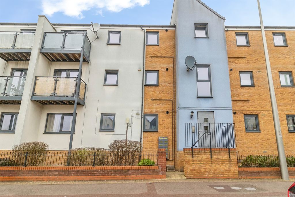 Property photo 2 of 18