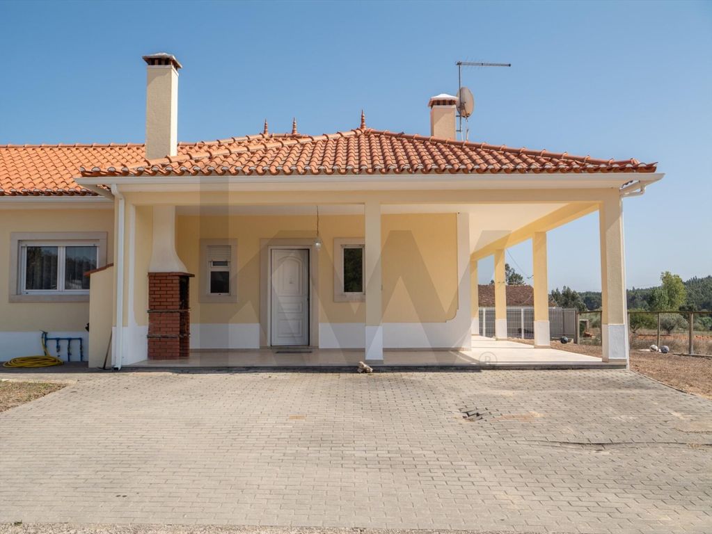 Property photo 1 of 61 Ground-Floor Detached T3 Home With Ample Exterior Space – Fráguas, Rio Maior
