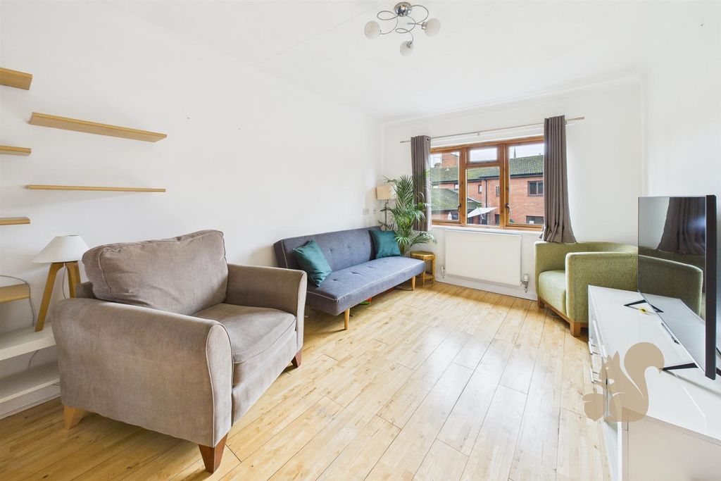 Property photo 3 of 11 Lounge