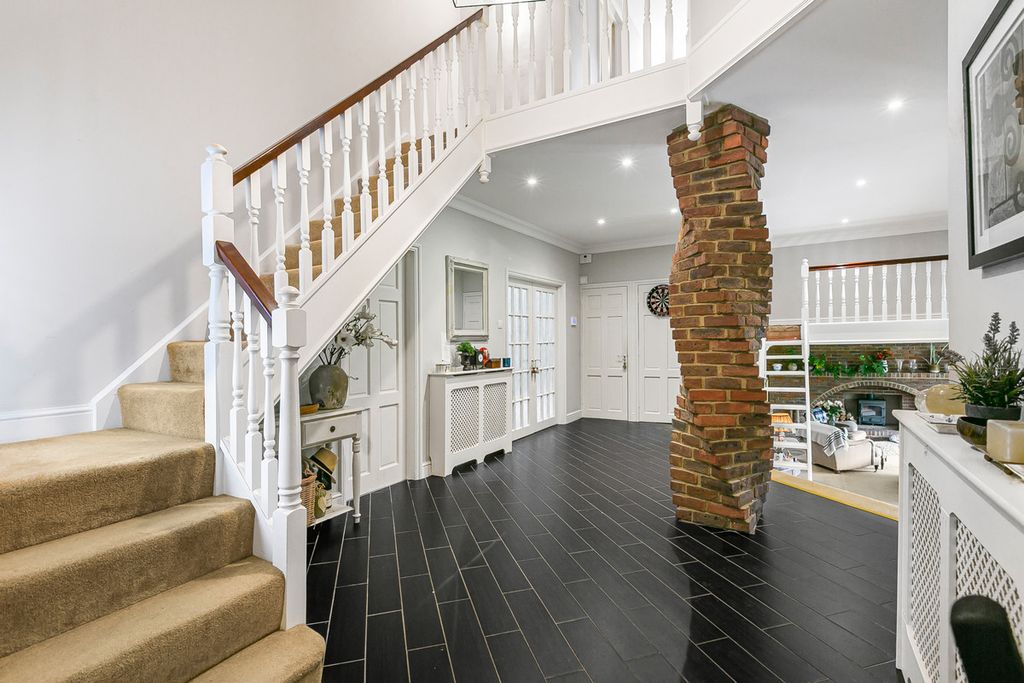 Property photo 3 of 46