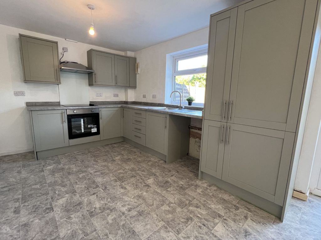 Property photo 3 of 12 Kitchen