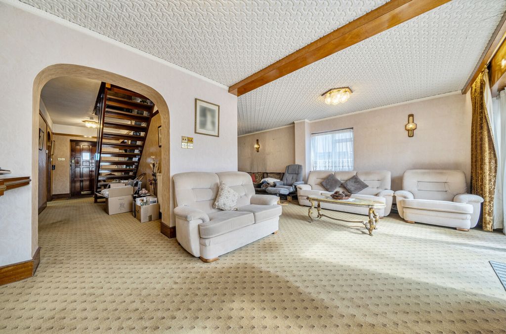 Property photo 2 of 14 Lounge1