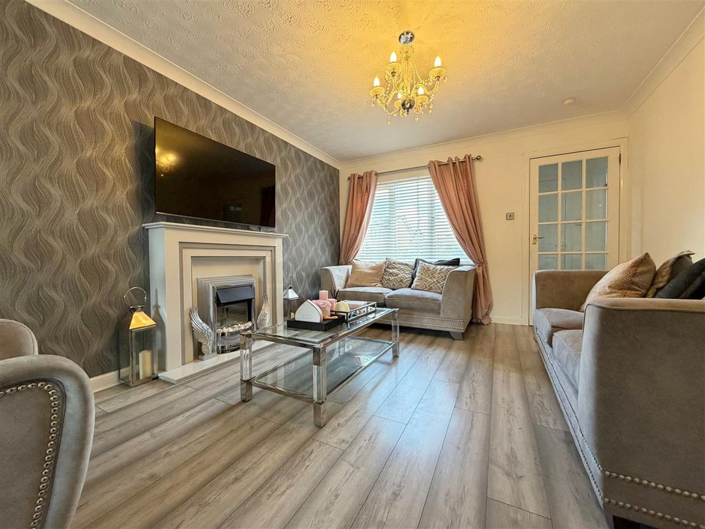 Property photo 3 of 17 Lounge