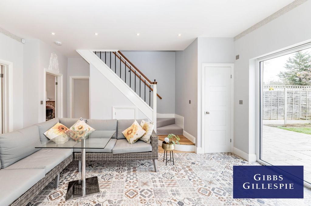 Property photo 3 of 11 4