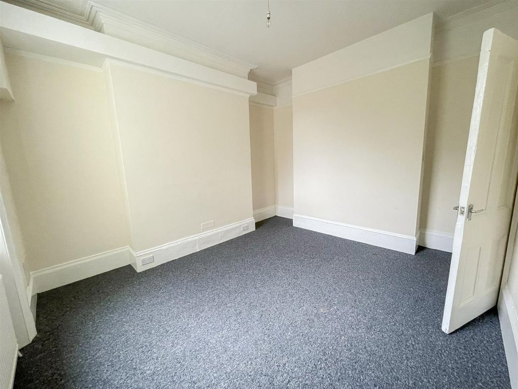 Property photo 3 of 14 9-Bedroom.Jpg