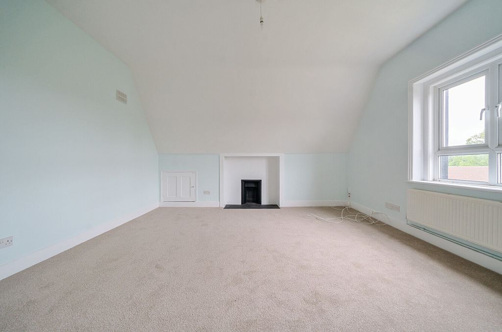 Property photo 2 of 18 1295313-28-682611...