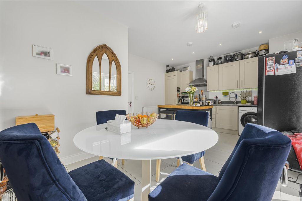 Property photo 3 of 12 2 Burlington Mews, Datchet, Slough Sl3 9EE6.Jpg