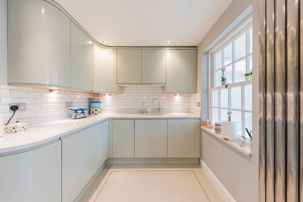 Property photo 2 of 30 Kitchen (1)