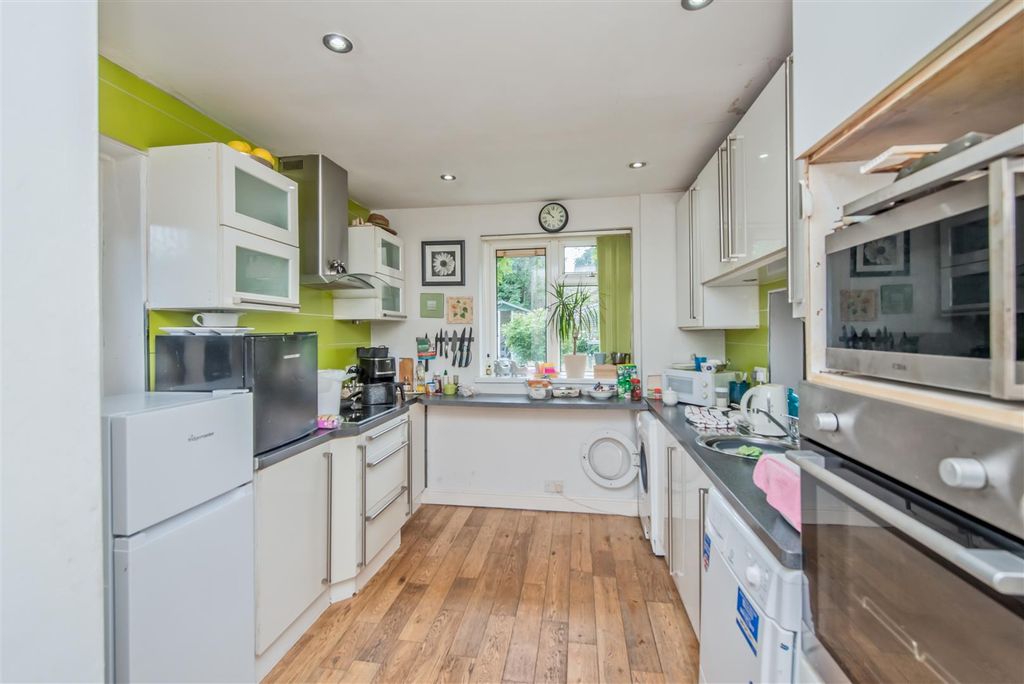 Property photo 3 of 16 Fitted Kitchen: