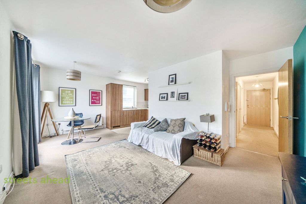 Property photo 1 of 15 065De8F3-5c0A-499...