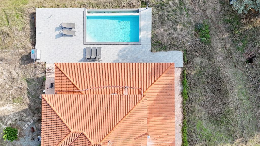 Property photo 2 of 28