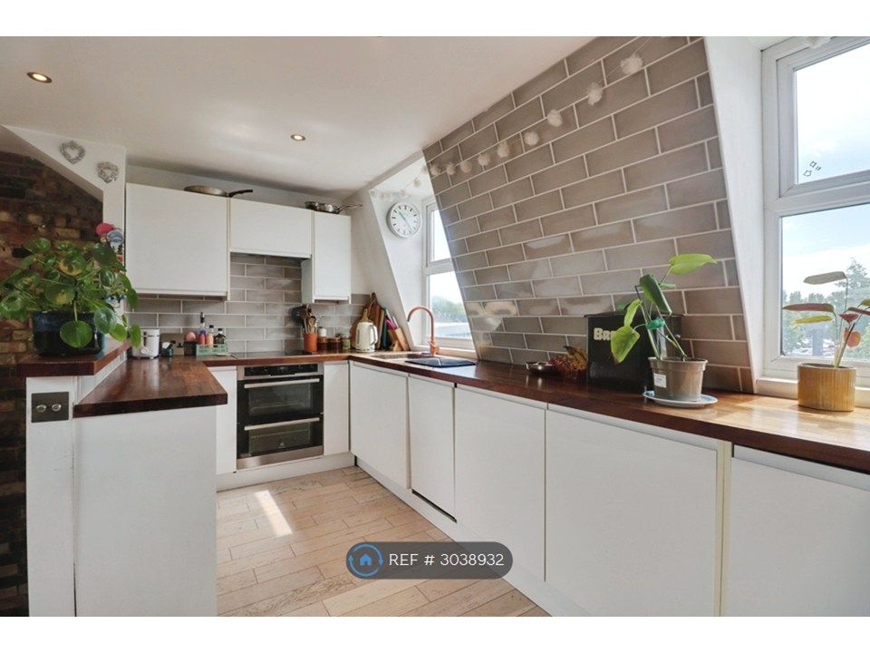 Property photo 3 of 10 Kitchen
