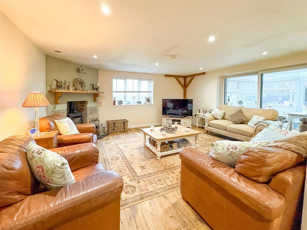 Property photo 2 of 28 Lounge