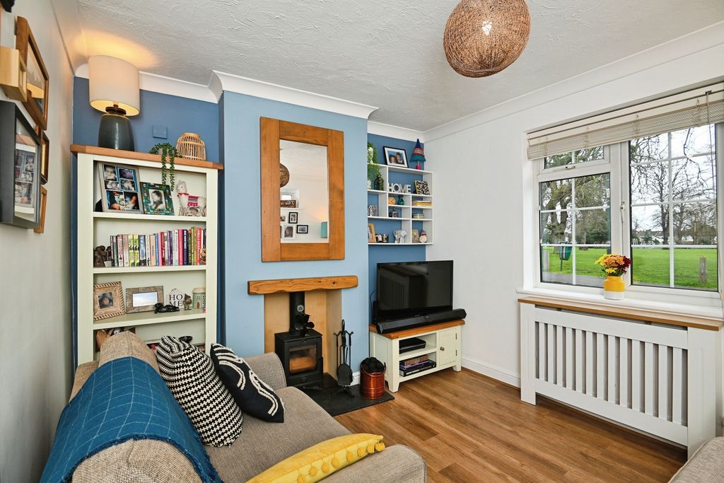 Property photo 3 of 19 Lounge