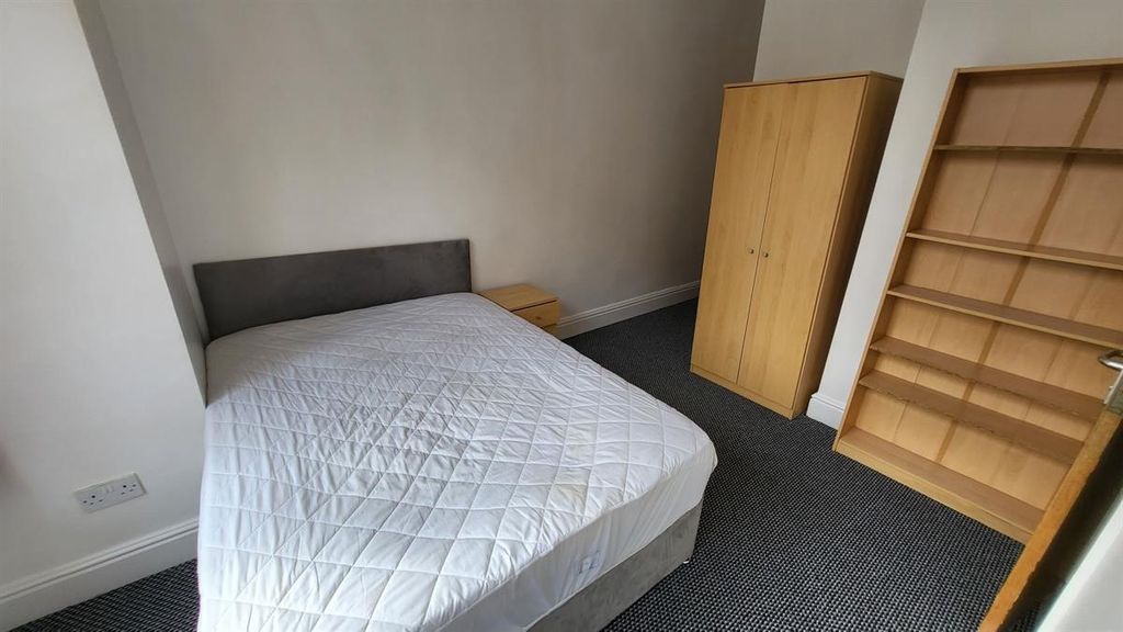 Property photo 1 of 14 Bright And Tidy Double Bedroom Featuring A Comfort...