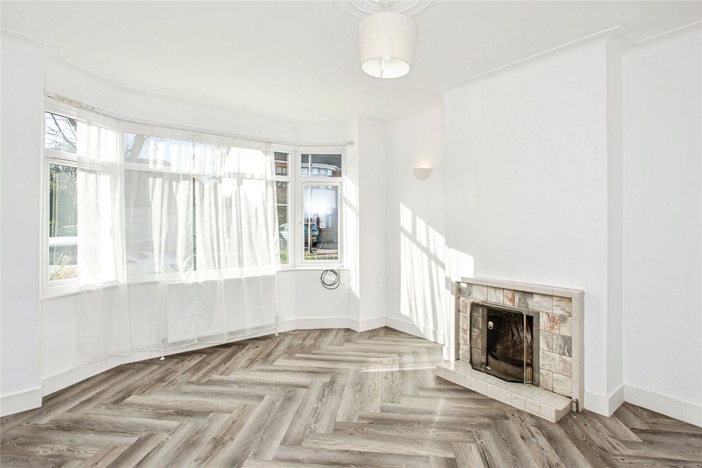 Property photo 2 of 16 Lounge