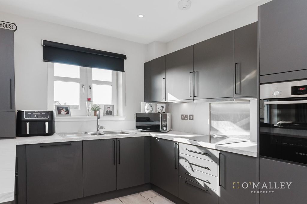 Property photo 3 of 13 Kitchen