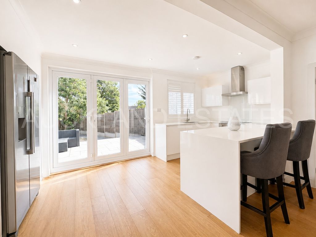 Property photo 3 of 17 Image00009
