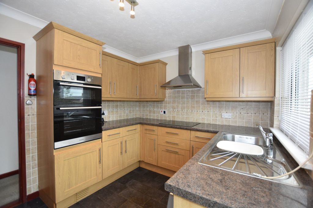 Property photo 3 of 18 Kitchen