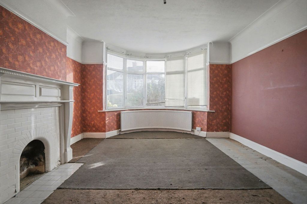 Property photo 3 of 19 52 Wharncliffe Gardens, Croydon, London Se25 6Dq