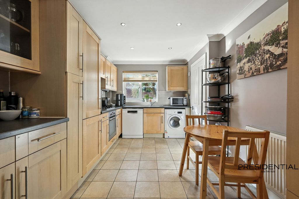 Property photo 3 of 27