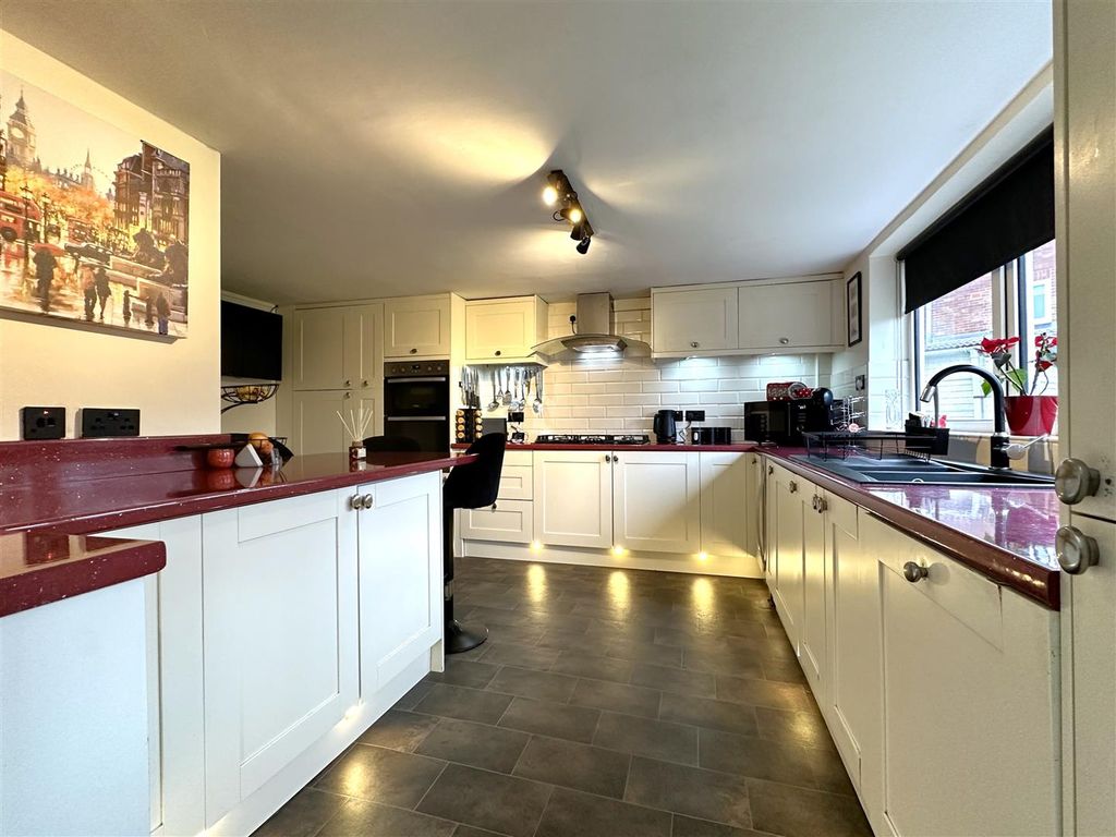 Property photo 2 of 25 Superb Dining Kitchen 180
