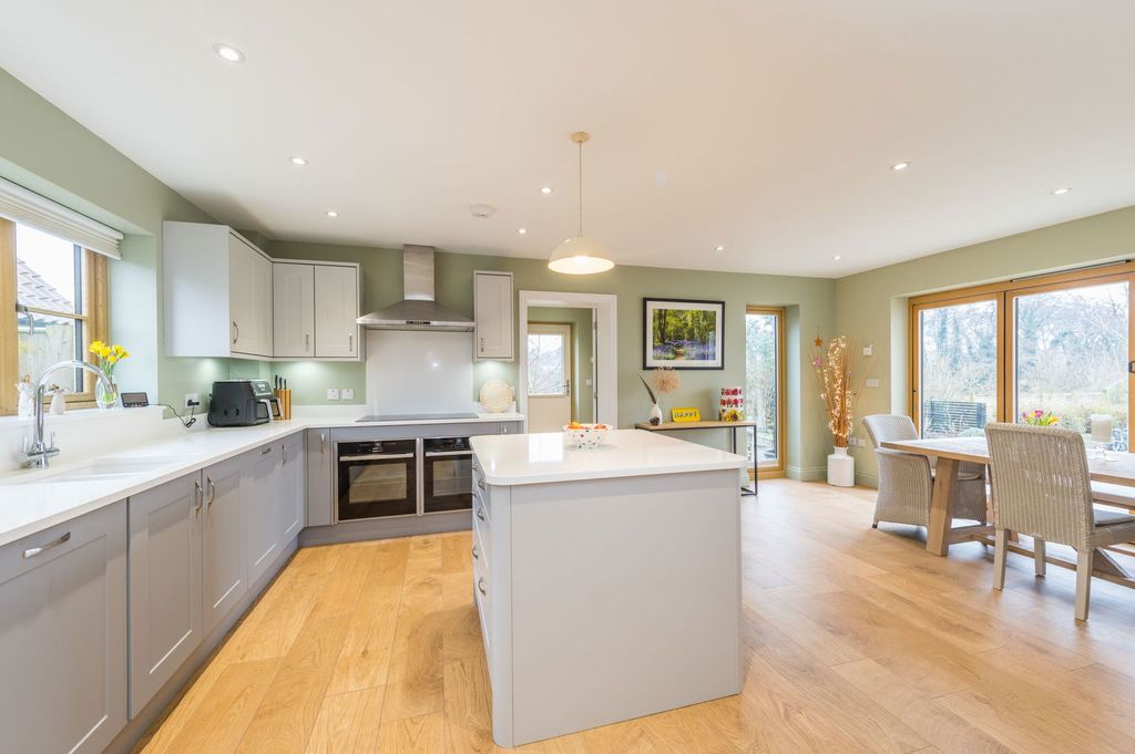 Property photo 3 of 23