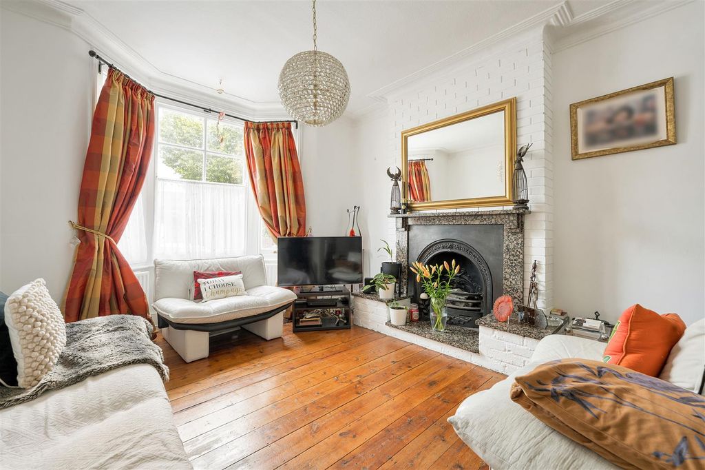 Property photo 2 of 26 Woodhouse Road, E11