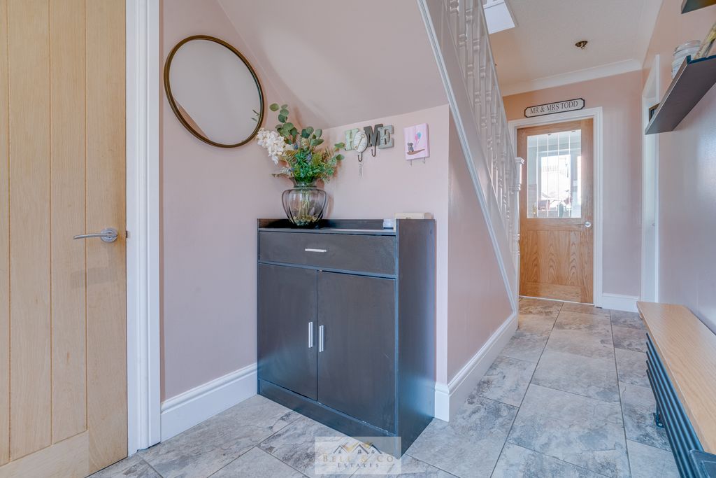 Property photo 3 of 27 Entrance Hall