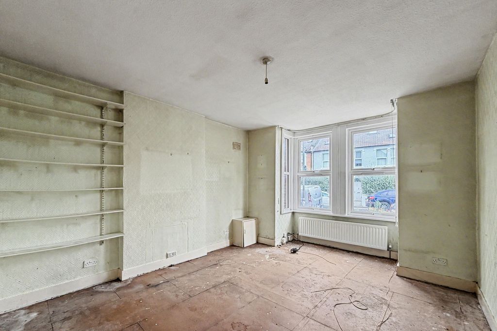Property photo 2 of 14 Flat 1, 43 Laitwood Road, Balham, London Sw12 9Qn