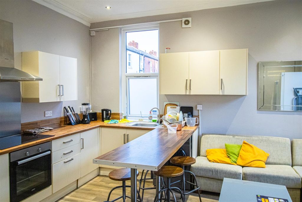 Property photo 2 of 7 Shared Kitchen