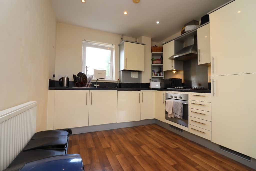 Property photo 3 of 9 Kitchen