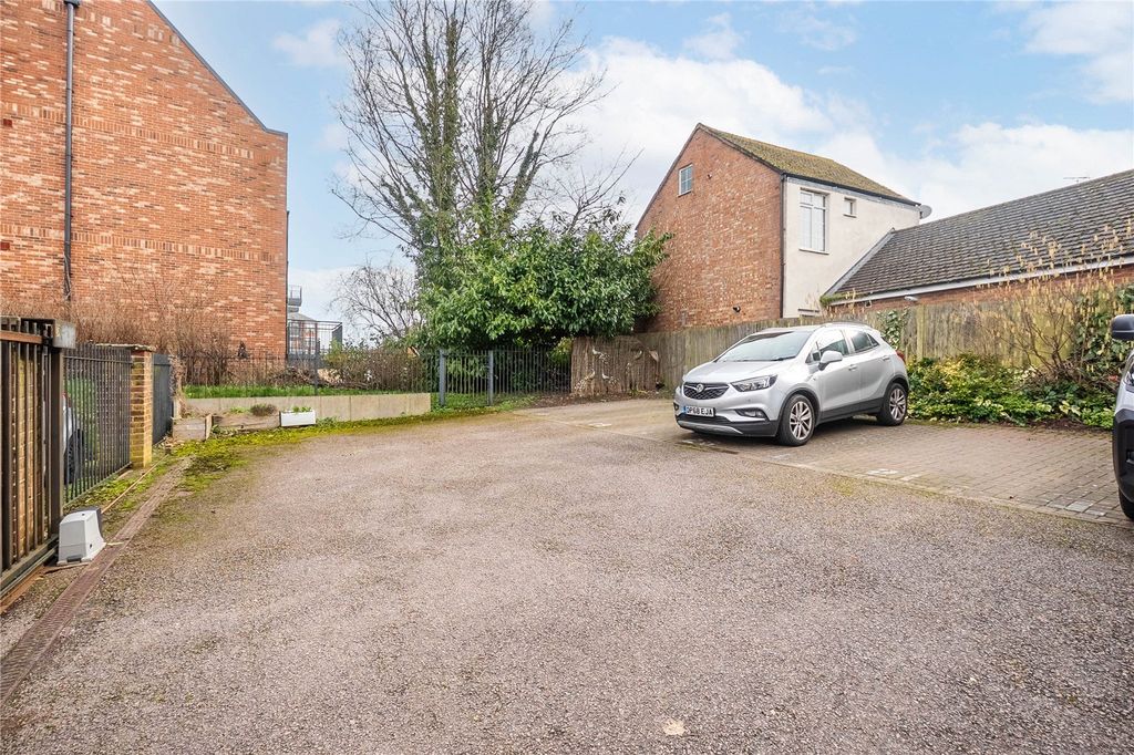 Additional image 11 of 2 bed flat for saleEastgate Court, Church Street, Dunstable, Bedfordshire LU5
