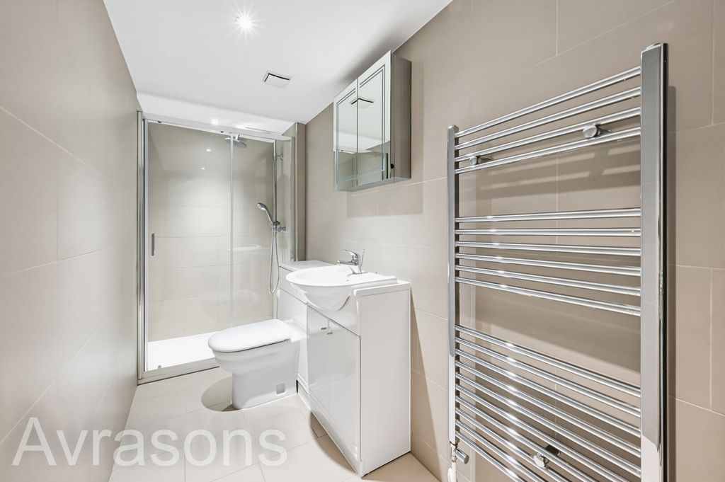 Property photo 3 of 11 Bathroom