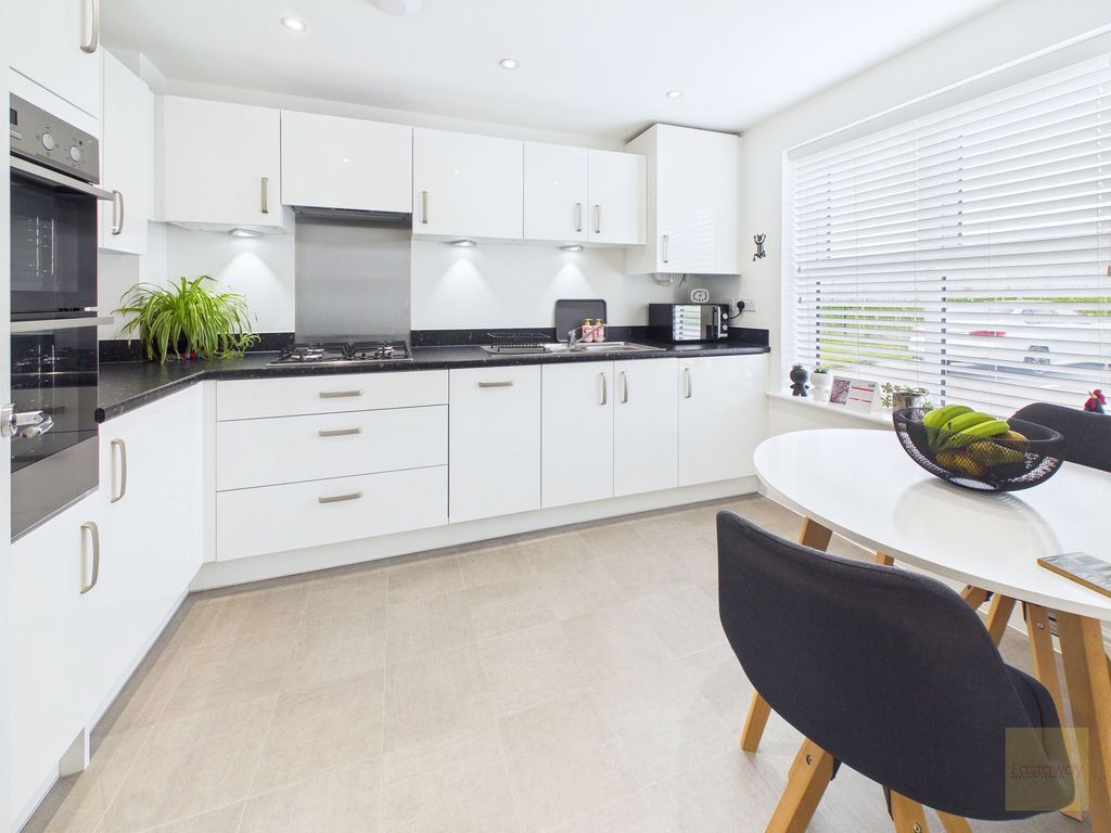 Property photo 3 of 17 Kitchen