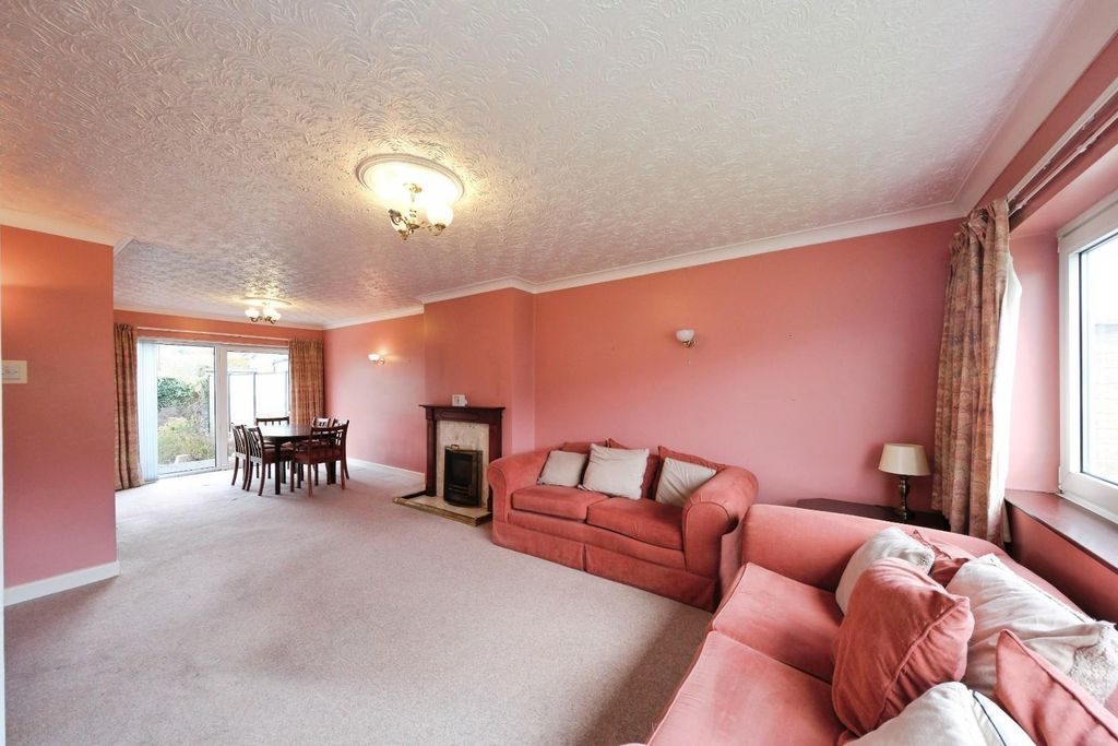 Property photo 2 of 28 Lounge