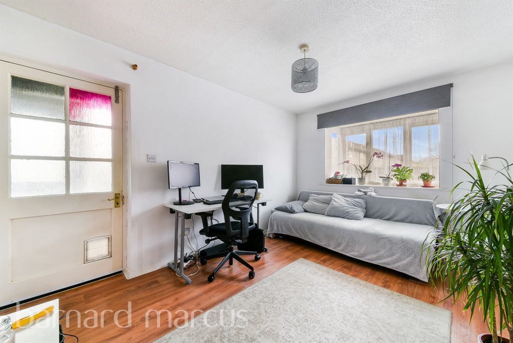 Property photo 1 of 8 Living Room